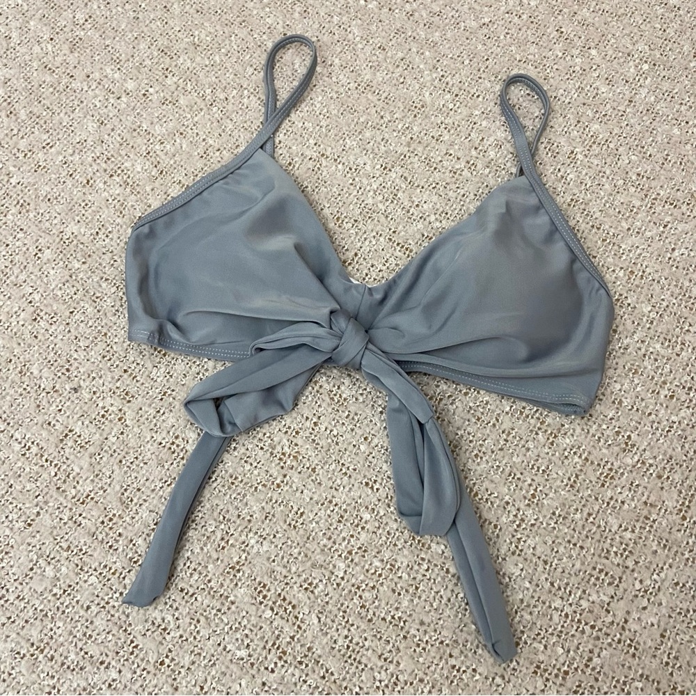 🆕 NWOT Gray Tie Bikini Top
